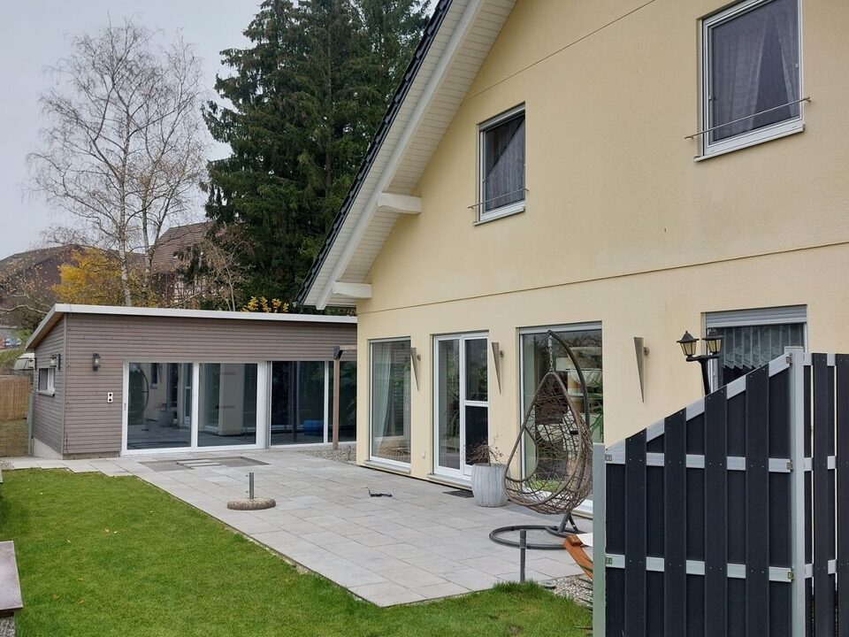 1-Aussen Haus mit Hallenbad